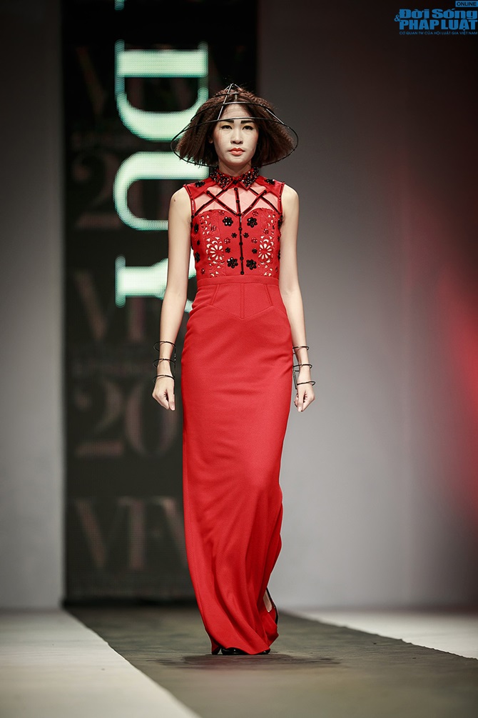 Hồng Quế rạng rỡ diện bộ sưu tập của NTK Hà Duy