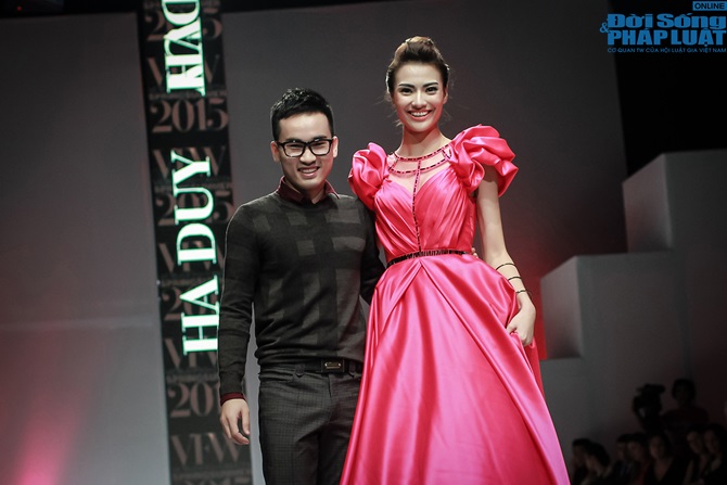 Hồng Quế rạng rỡ diện bộ sưu tập của NTK Hà Duy