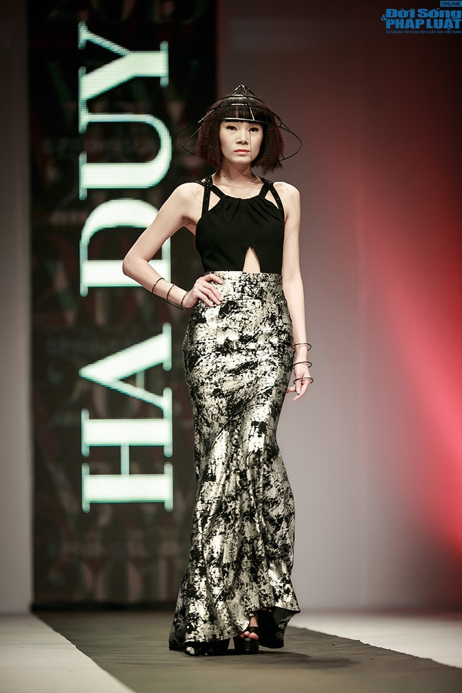 Hồng Quế rạng rỡ diện bộ sưu tập của NTK Hà Duy