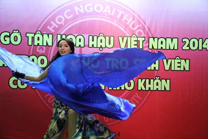 Hoa hậu Kỳ Duyên múa nón lá khoe eo gợi cảm