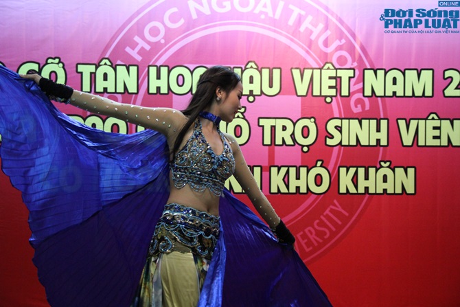 Hoa hậu Kỳ Duyên múa nón lá khoe eo gợi cảm