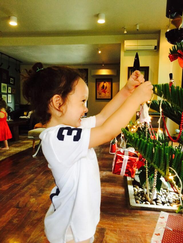 Tôm – Tép nhà Hồng Nhung giúp mẹ trang trí cây thông Noel Tôm – Tép nhà Hồng Nhung giúp mẹ trang trí cây thông Noel