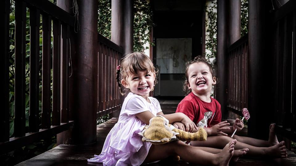 Tôm – Tép nhà Hồng Nhung giúp mẹ trang trí cây thông Noel Tôm – Tép nhà Hồng Nhung giúp mẹ trang trí cây thông Noel