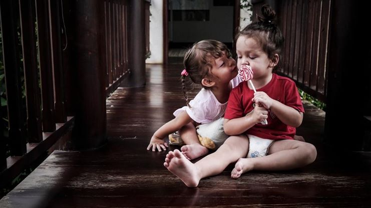 Tôm – Tép nhà Hồng Nhung giúp mẹ trang trí cây thông Noel Tôm – Tép nhà Hồng Nhung giúp mẹ trang trí cây thông Noel