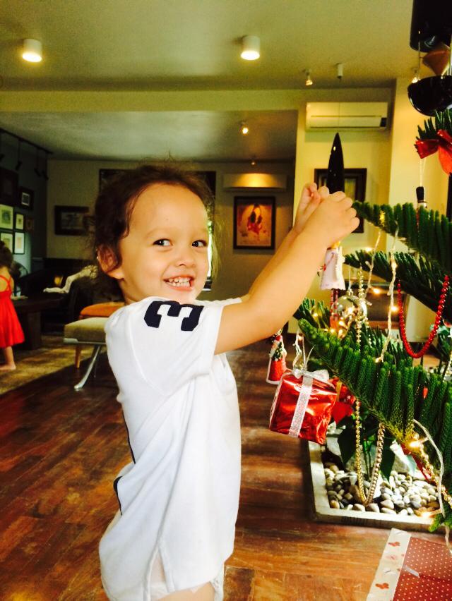 Tôm – Tép nhà Hồng Nhung giúp mẹ trang trí cây thông Noel Tôm – Tép nhà Hồng Nhung giúp mẹ trang trí cây thông Noel