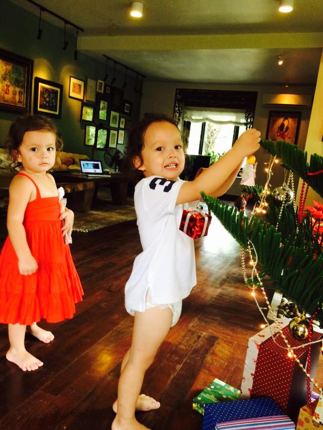 Tôm – Tép nhà Hồng Nhung giúp mẹ trang trí cây thông Noel Tôm – Tép nhà Hồng Nhung giúp mẹ trang trí cây thông Noel