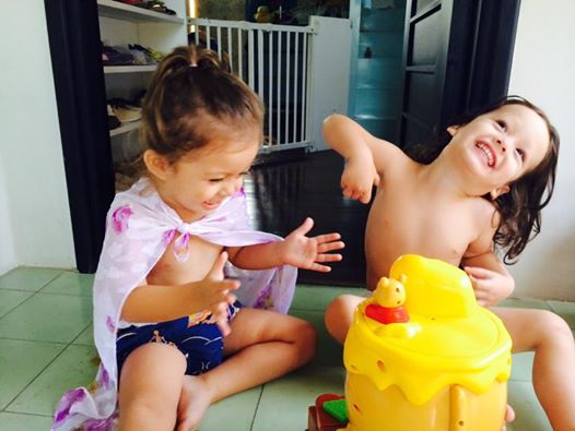 Tôm – Tép nhà Hồng Nhung giúp mẹ trang trí cây thông Noel Tôm – Tép nhà Hồng Nhung giúp mẹ trang trí cây thông Noel