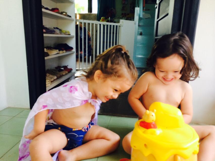 Tôm – Tép nhà Hồng Nhung giúp mẹ trang trí cây thông Noel Tôm – Tép nhà Hồng Nhung giúp mẹ trang trí cây thông Noel