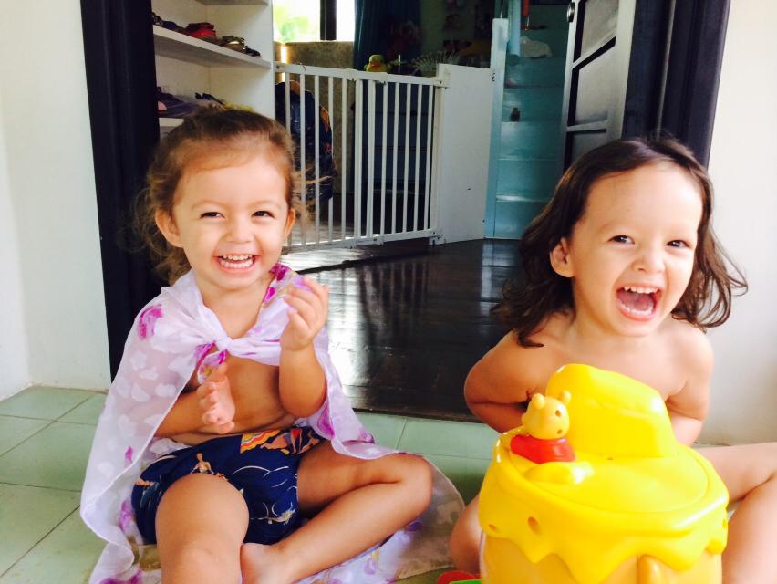 Tôm – Tép nhà Hồng Nhung giúp mẹ trang trí cây thông Noel Tôm – Tép nhà Hồng Nhung giúp mẹ trang trí cây thông Noel