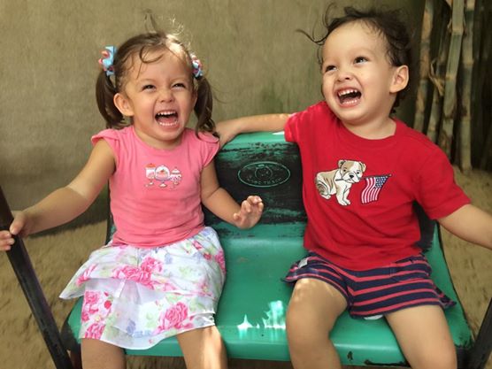 Tôm – Tép nhà Hồng Nhung giúp mẹ trang trí cây thông Noel Tôm – Tép nhà Hồng Nhung giúp mẹ trang trí cây thông Noel