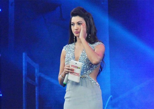 Nữ diễn viên bị hành hung trên truyền hình vì quá hở hang Nữ diễn viên bị hành hung trên truyền hình vì quá hở hang