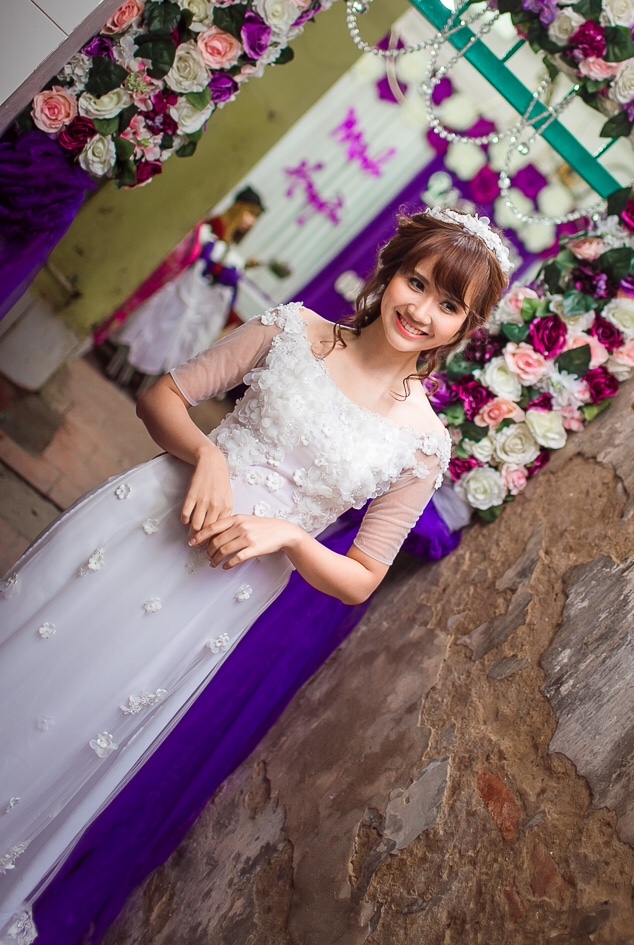 Huyền Lizzie xinh đẹp rạng ngời trong lễ ăn hỏi