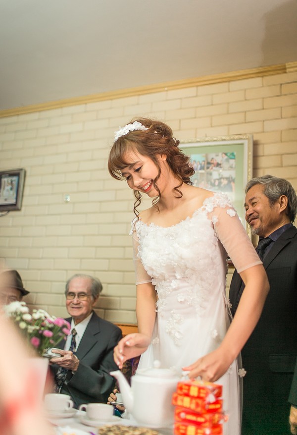 Huyền Lizzie xinh đẹp rạng ngời trong lễ ăn hỏi