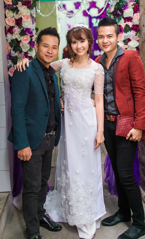 Huyền Lizzie xinh đẹp rạng ngời trong lễ ăn hỏi