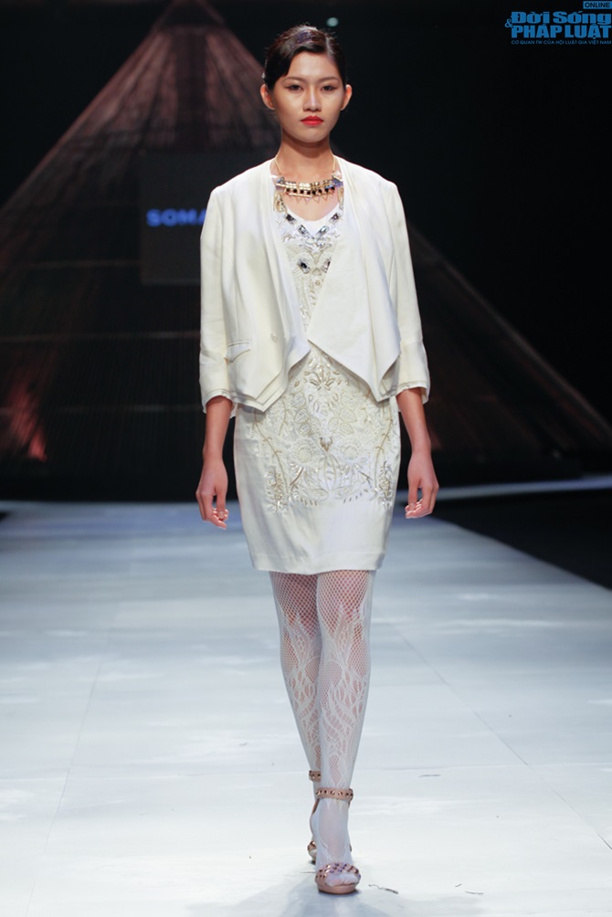 Cô gái bị chê vô lễ của Next Top Model làm vedette show của NTK N