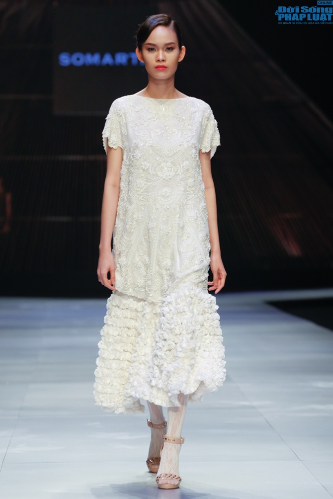 Cô gái bị chê vô lễ của Next Top Model làm vedette show của NTK N