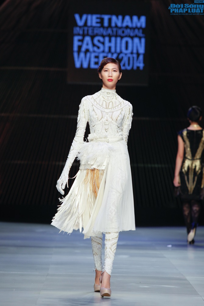 Cô gái bị chê vô lễ của Next Top Model làm vedette show của NTK N