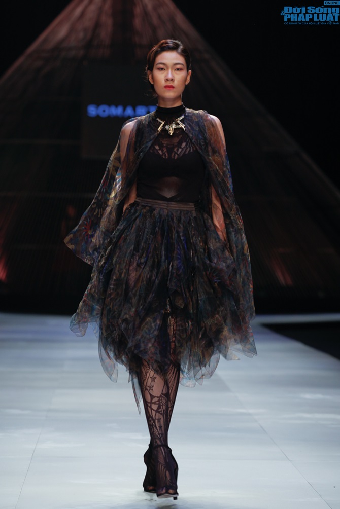 Cô gái bị chê vô lễ của Next Top Model làm vedette show của NTK N