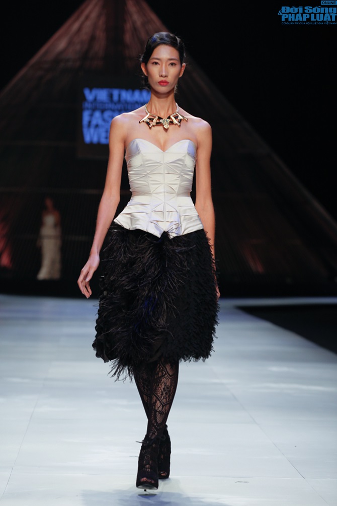 Cô gái bị chê vô lễ của Next Top Model làm vedette show của NTK N