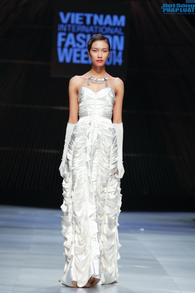 Cô gái bị chê vô lễ của Next Top Model làm vedette show của NTK N