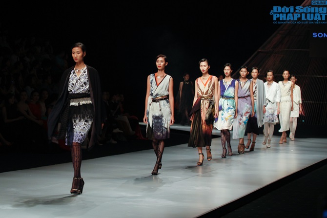 Cô gái bị chê vô lễ của Next Top Model làm vedette show của NTK N