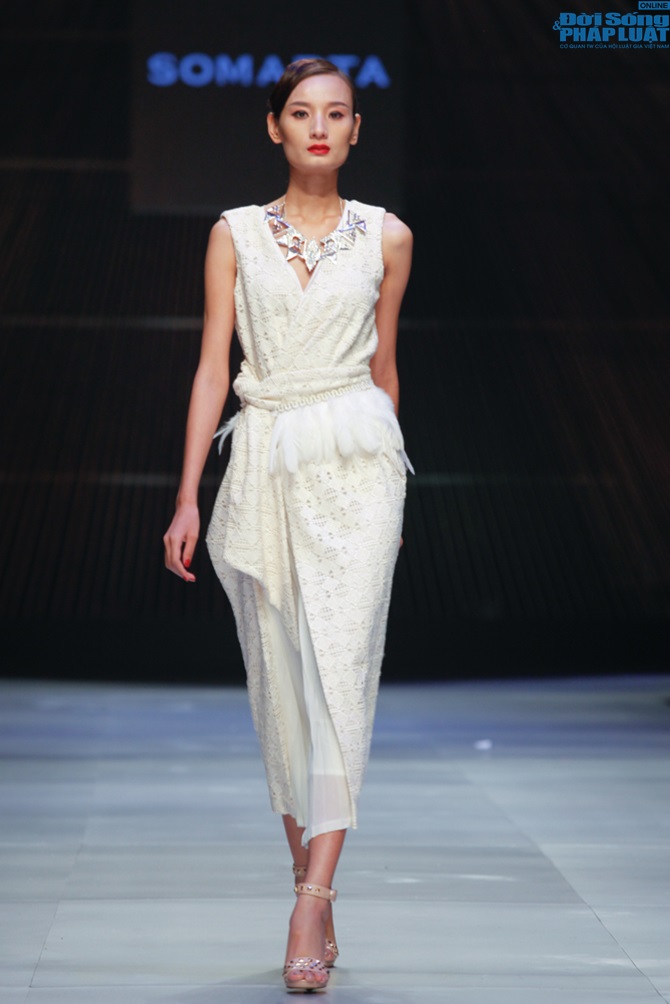 Cô gái bị chê vô lễ của Next Top Model làm vedette show của NTK N