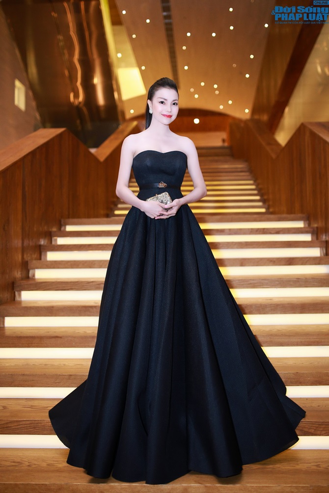  Trà Ngọc Hằng lộng lẫy đầm đen công chúa sánh bước bên Ngọc Diễm