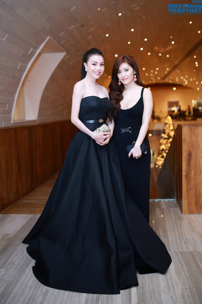  Trà Ngọc Hằng lộng lẫy đầm đen công chúa sánh bước bên Ngọc Diễm