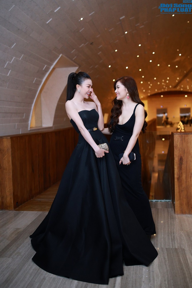  Trà Ngọc Hằng lộng lẫy đầm đen công chúa sánh bước bên Ngọc Diễm