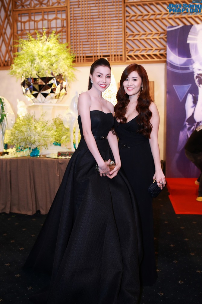  Trà Ngọc Hằng lộng lẫy đầm đen công chúa sánh bước bên Ngọc Diễm