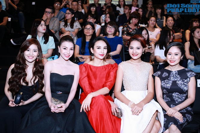  Trà Ngọc Hằng lộng lẫy đầm đen công chúa sánh bước bên Ngọc Diễm