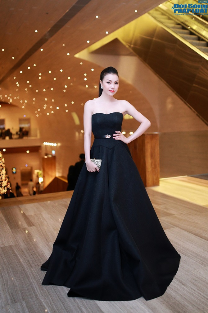 Trà Ngọc Hằng lộng lẫy đầm đen công chúa sánh bước bên Ngọc Diễm
