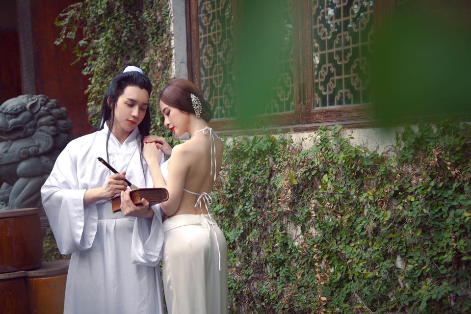 Angela Phương Trinh gợi cảm với áo yếm