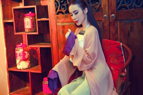 Angela Phương Trinh gợi cảm với áo yếm