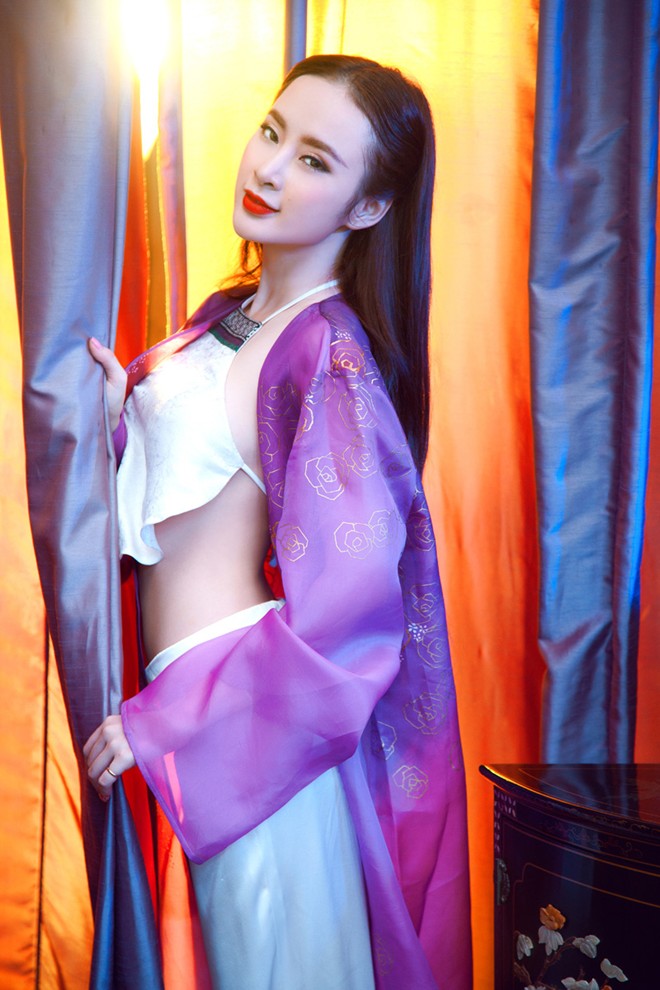 Angela Phương Trinh gợi cảm với áo yếm