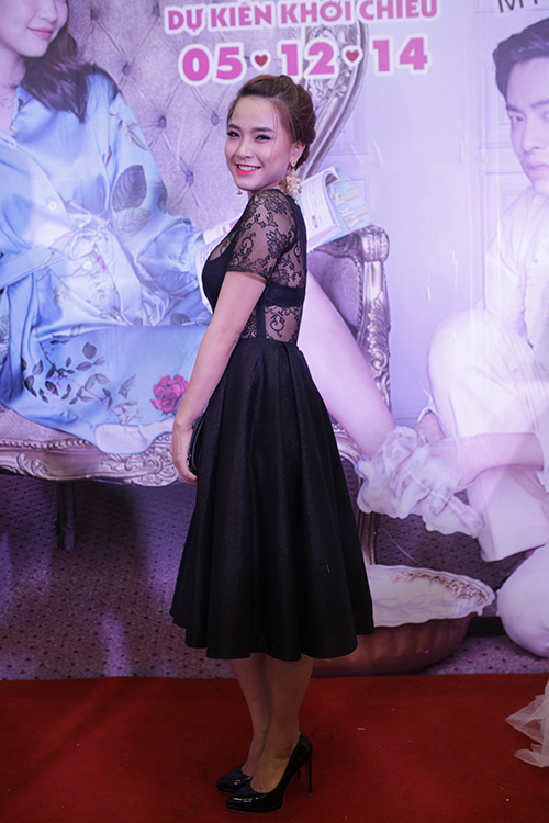 Hải Băng gợi cảm với váy ren xuyên thấu