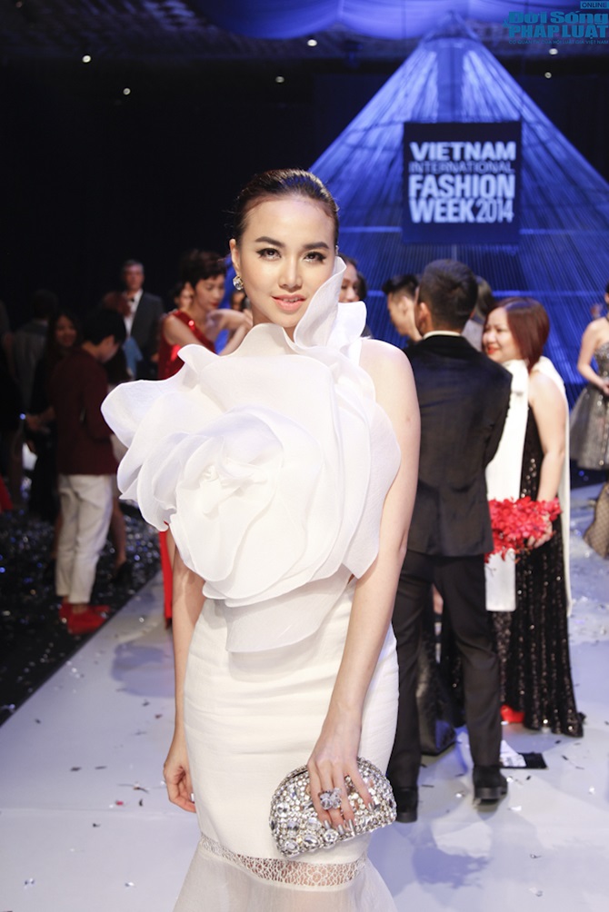 Rừng sao Việt trên thảm đỏ ngày bế mạc Tuần lễ thời trang quốc tế