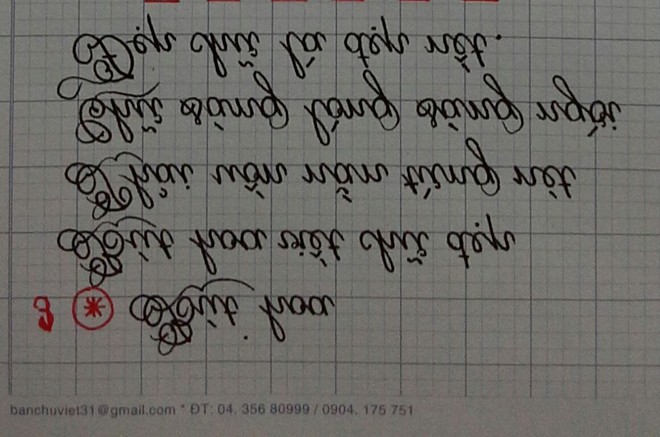 Cô gái có biệt tài viết chữ xoay ngược 180 độ đẹp như in