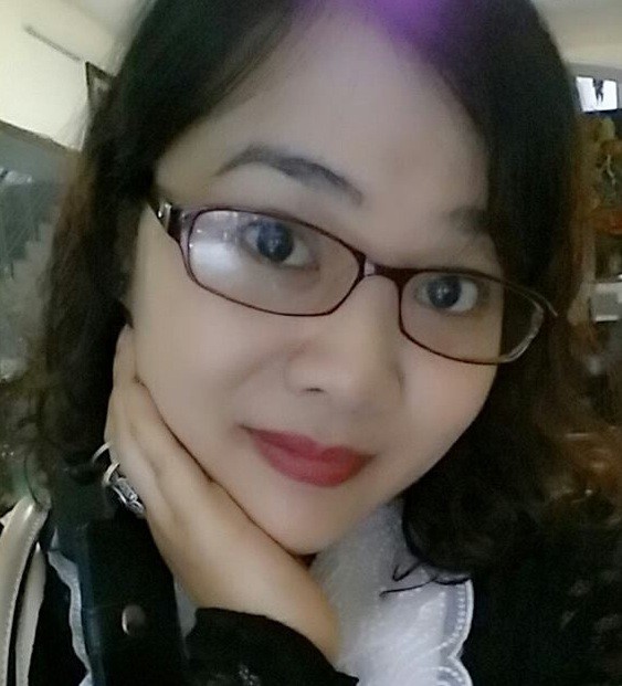 Cô gái có biệt tài viết chữ xoay ngược 180 độ đẹp như in