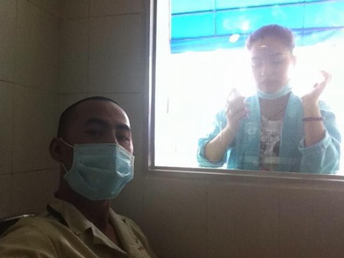 Duy Nhân gặp vợ 10 phút sau 1 tháng xa cách