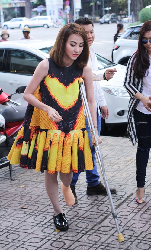 Ngân Khánh chống nạng đi ra mắt phim của Thanh Thúy