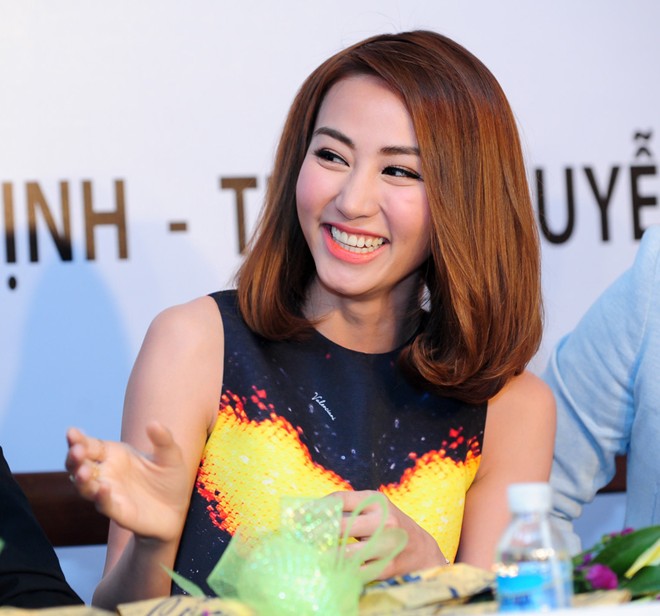 Ngân Khánh chống nạng đi ra mắt phim của Thanh Thúy