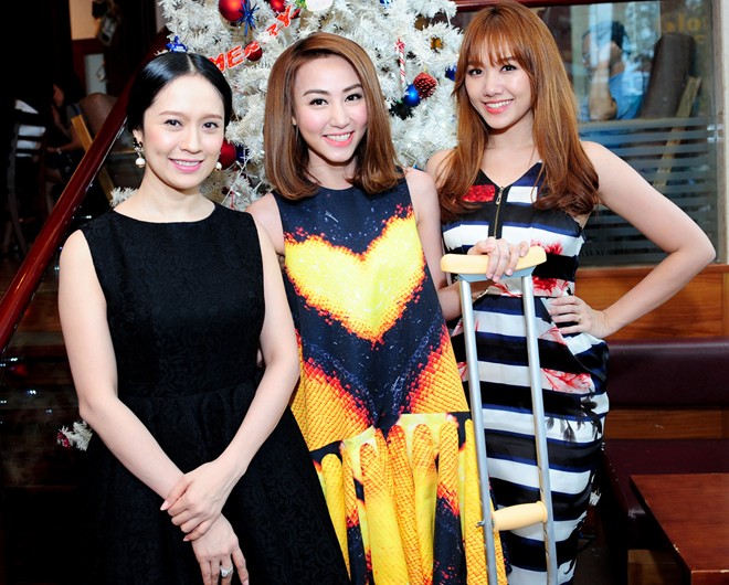 Ngân Khánh chống nạng đi ra mắt phim của Thanh Thúy