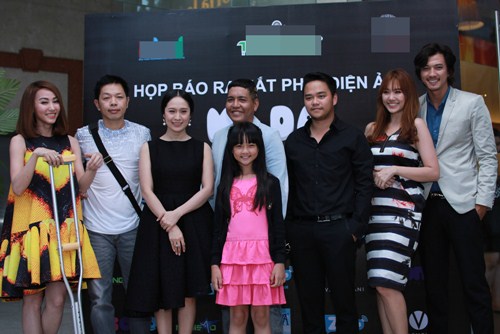 Ngân Khánh chống nạng đi ra mắt phim của Thanh Thúy