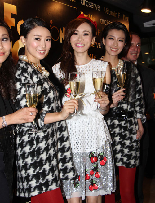 Á hậu Hồng Kông lần đầu đi diễn sau clip dụ tình đồng tính