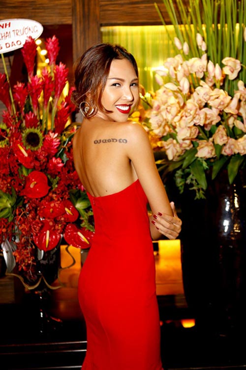 Mỹ nhân việt khoe lưng trần với hình xăm gợi cảm Mỹ nhân việt khoe lưng trần với hình xăm gợi cảm