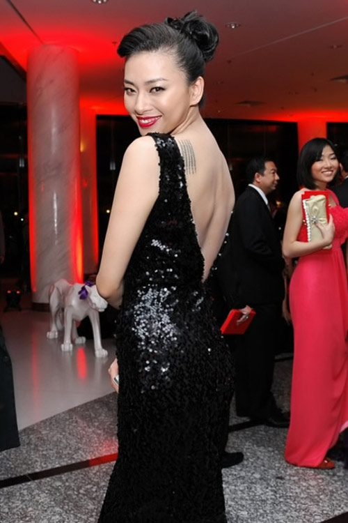 Mỹ nhân việt khoe lưng trần với hình xăm gợi cảm Mỹ nhân việt khoe lưng trần với hình xăm gợi cảm