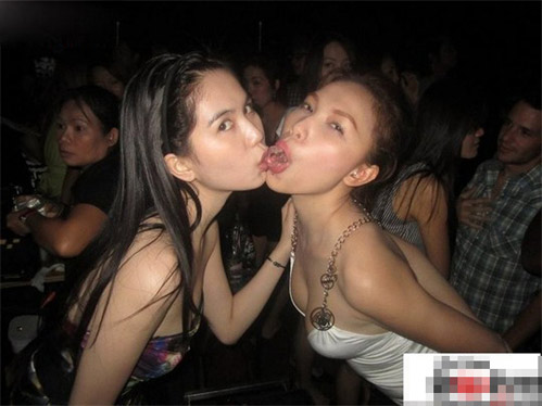 Sao Việt và những màn “khóa môi” đồng tính gây sốc