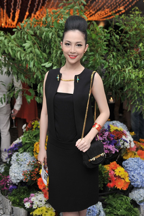 Quỳnh Nga khoe tủ giầy siêu “khủng”