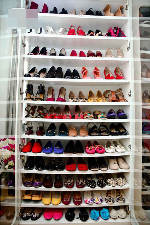 Quỳnh Nga khoe tủ giầy siêu “khủng”